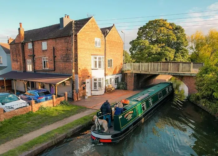 Hidden Gem Canal Facing Retreat With Lovely Walks
