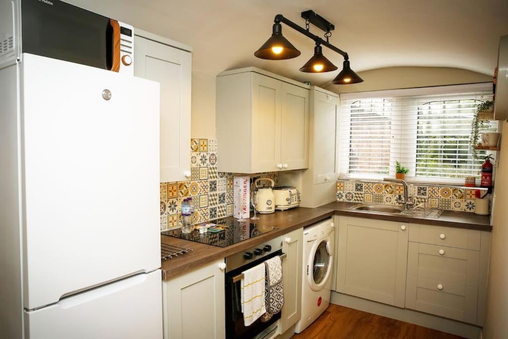 Hidden Gem Canal Facing Retreat With Lovely Walks *