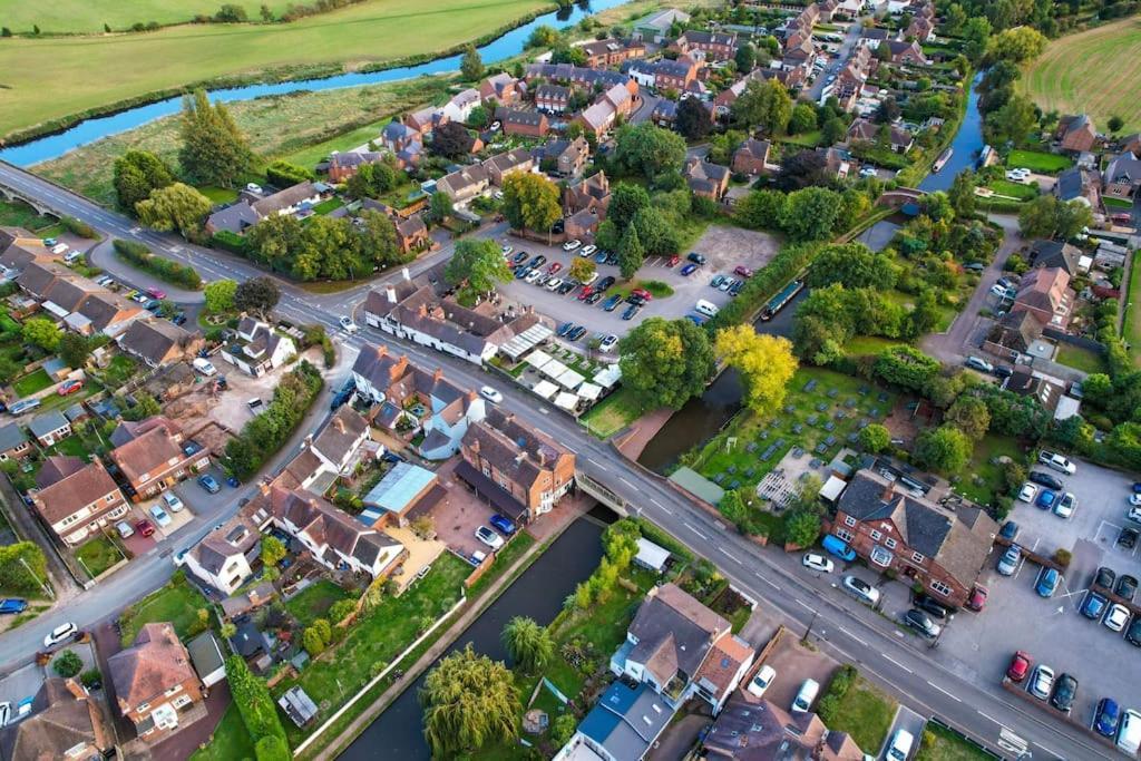 Hidden Gem Canal Facing Retreat With Lovely Walks Hopwas