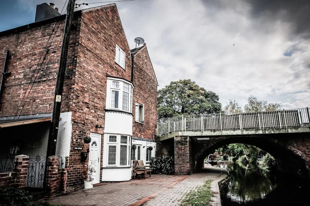 Hidden Gem Canal Facing Retreat With Lovely Walks