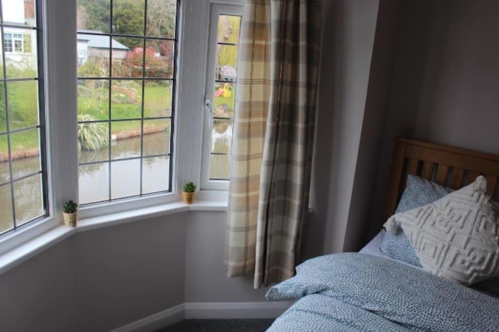 Hidden Gem Canal Facing Retreat With Lovely Walks Holiday home *