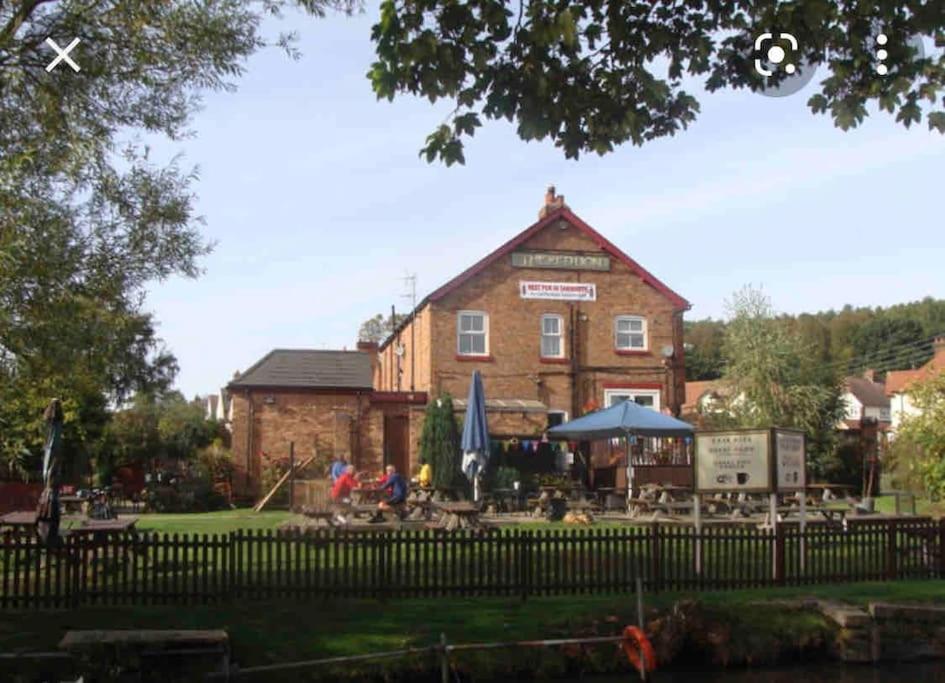 Hidden Gem Canal Facing Retreat With Lovely Walks Holiday home Hopwas